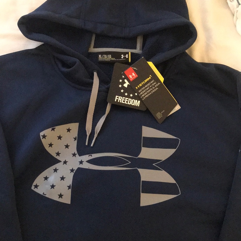 Men’s Under Armour sweatshirt